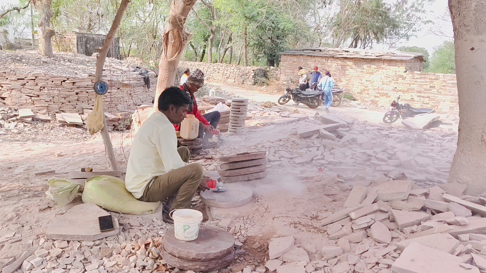 सर्करा खदान के बलुआ पत्थरों को आकार देते कारीगर