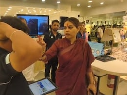 तिलक‑बिंदी पर रोक से भड़कीं नाजिया खान, लेंसकार्ट शोरूम में कर्मचारियों को लगाया तिलक