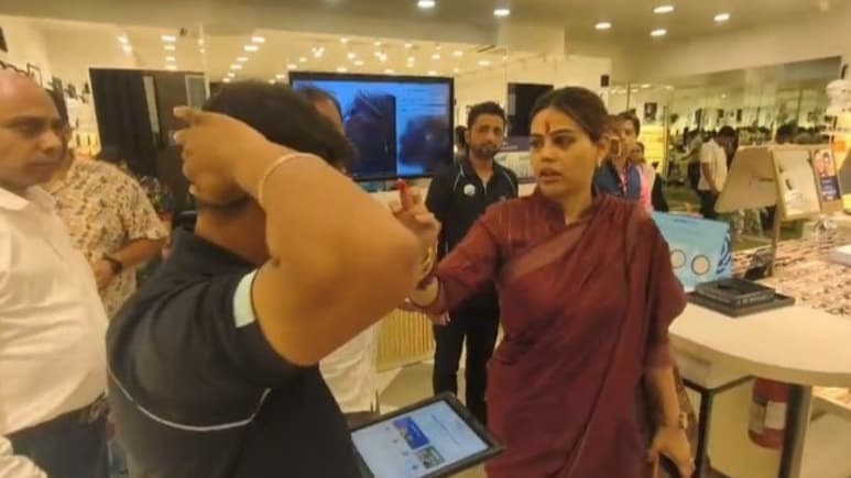 तिलक‑बिंदी पर रोक से भड़कीं नाजिया खान, लेंसकार्ट शोरूम में कर्मचारियों को लगाया तिलक