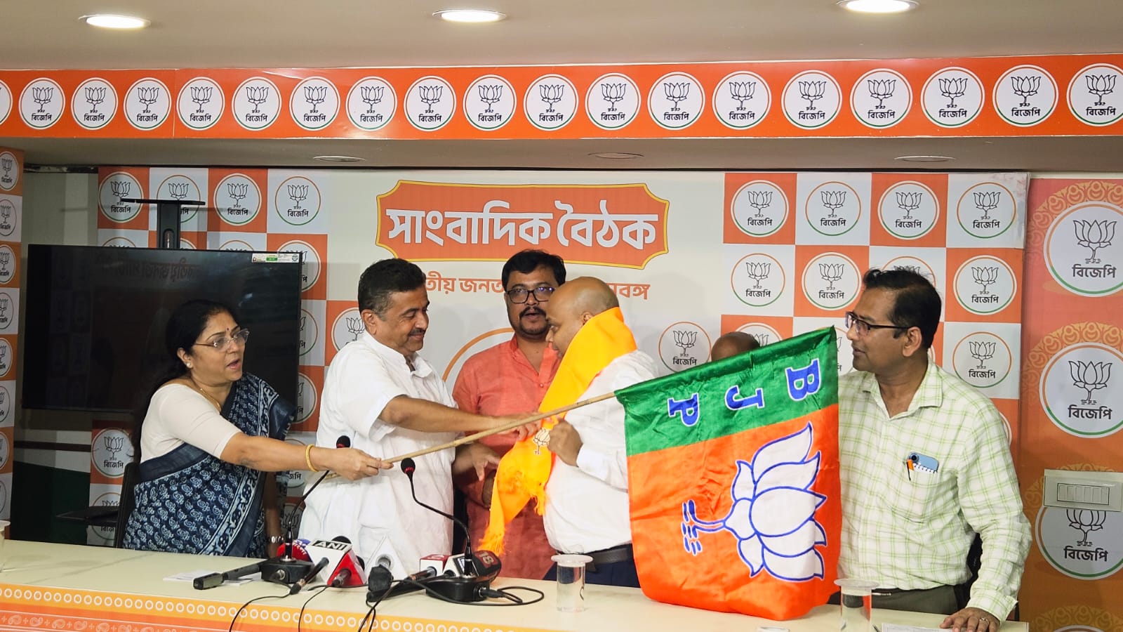 वोटिंग से ठीक पहले TMC को तगड़ा झटका, गोपीबल्लवपुर के विधायक खगेन्द्रनाथ महतो BJP में शामिल