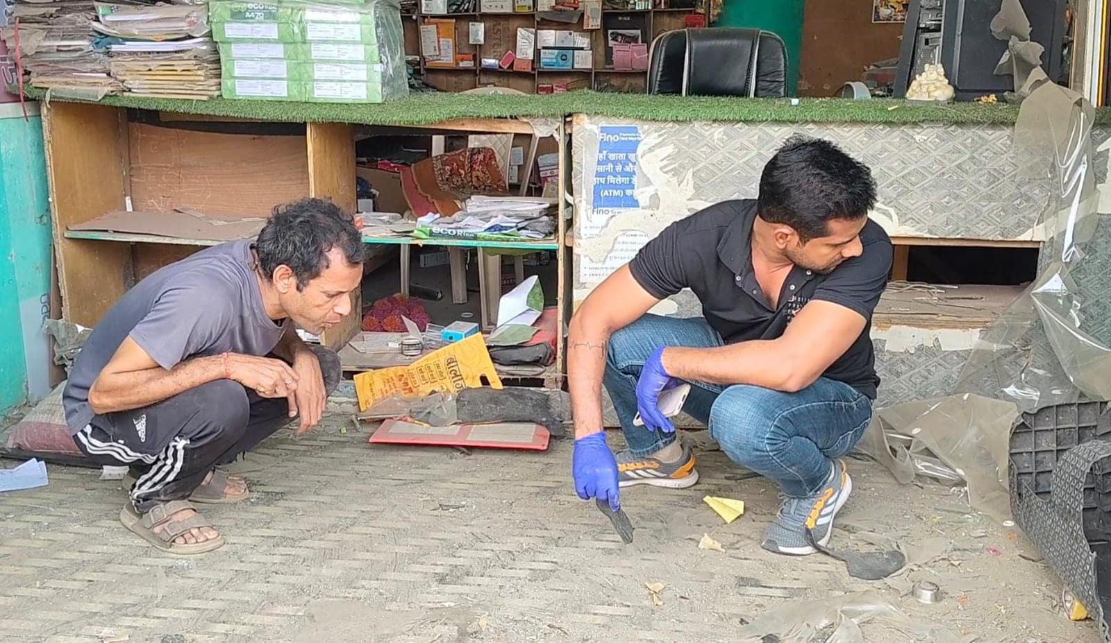 पुलिस और फॉरेंसिक टीम ने मौके पर पहुंचकर जुटाए सबूत. पुलिस और फॉरेंसिक टीम ने मौके पर पहुंचकर जुटाए सबूत.