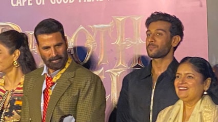 स्टेज पर अपनी बात बोल रहे थे राजपाल यादव, अक्षय कुमार ने बीच में हटाया, बोले- आप ऐसे क्यों बात करते हो...