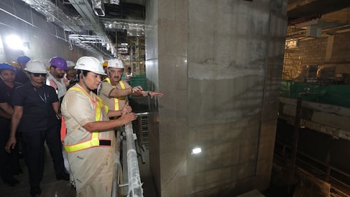 Delhi Metro Phase-4: अचानक दिल्ली मेट्रो फेज-4 का काम देखने पहुंच गईं रेखा गुप्ता, कहा-लापरवाही पर होगा ऐक्शन, तरीफ भी की