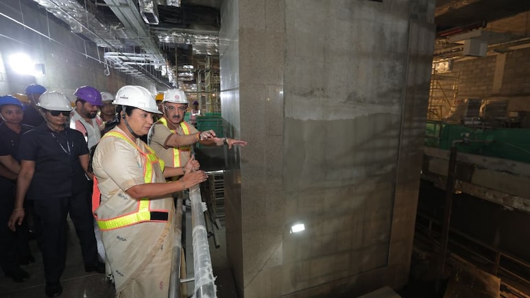 Delhi Metro Phase-4: अचानक दिल्ली मेट्रो फेज-4 का काम देखने पहुंच गईं रेखा गुप्ता, कहा-लापरवाही पर होगा ऐक्शन, तरीफ भी की