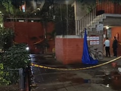 बाप-बेटे को चाकू से गोदा, खून ही खून...साउथ दिल्ली में तारा अपार्टमेंट्स के O Block के बाहर आखिर हुआ क्या?