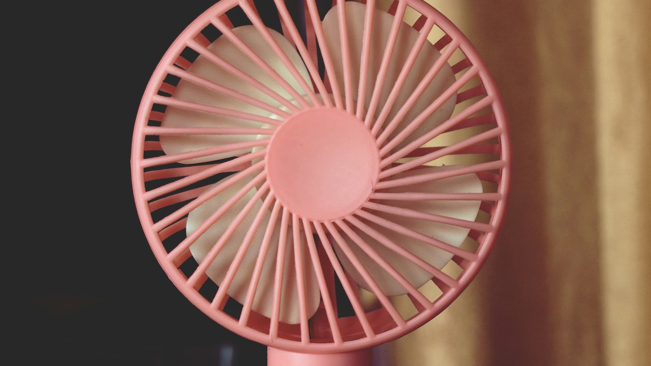 Portable mini rechargeable fans under ₹2,000 for travel, office and everyday cooling