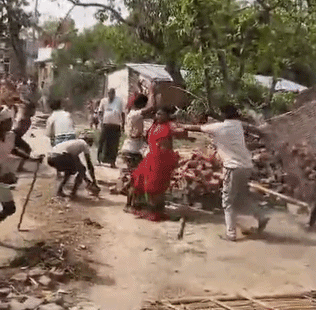 पुलिस के सामने चले लाठी-डंडे, जमीन विवाद में जमकर बरसे ईंट-पत्थर; 15 घायल