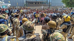 पगार कम, किराए की मार, महंगाई का सितम... मजदूरों ने फूंक दी कई गाड़ियां, नोएडा हिंसा में अब तक क्या-क्या हुआ?