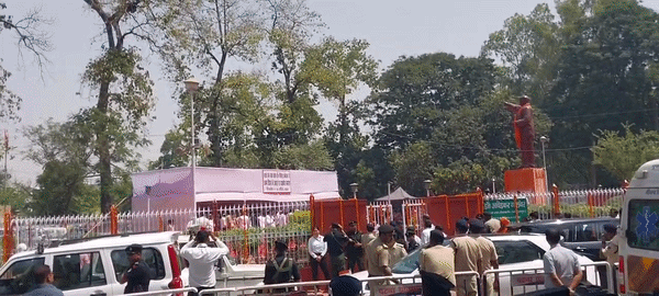 CM नीतीश के कार्यक्रम में मधुमक्खियों का हमला, इधर-उधर भागने लगे लोग, देखें VIDEO