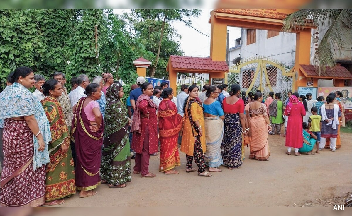 'Failed To Maintain Neutrality During Polls': 5 Bengal Cops Suspended