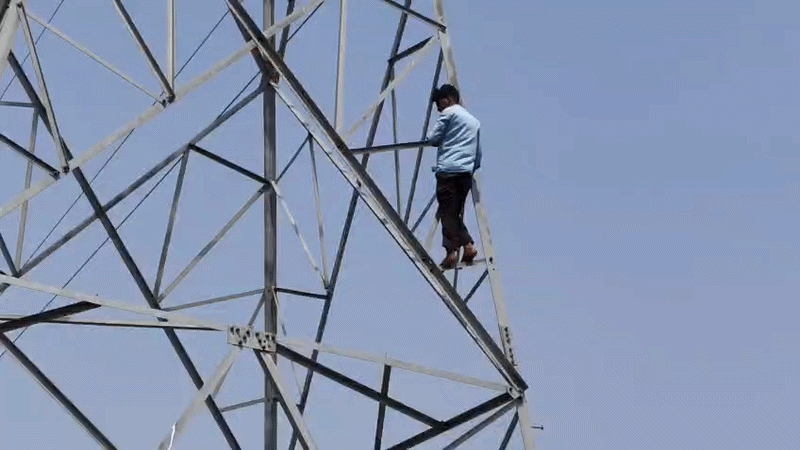 बिहार: मोबाइल-पावर बैंक और पैसे की मांग, टावर पर चढ़ गया युवक; हंगामे के कारण घंटों तक रही बत्ती गुल