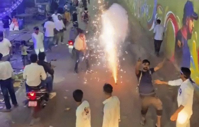 VIDEO: अनार की चिंगारी से हाथ में फटा बम, काटनी पड़ी हथेली; वीडियो देख सहमे लोग