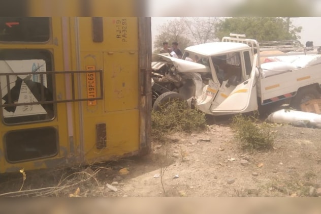 पीछे से तेज गति से आई पिकअप ने तेजी से बस को टक्कर मारी