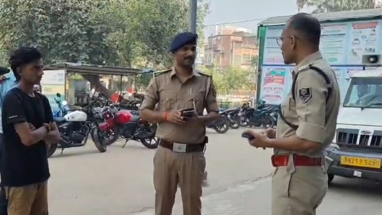 भोजपुरी गानों पर बार बालाएं कर रही थीं डांस और होने लगी हर्ष फायरिंग, गोली लगने से युवक की मौत