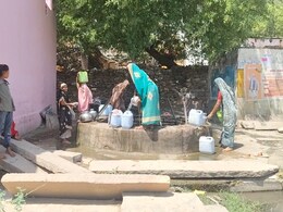 Rajasthan: तालाब के किनारे प्यासा गांव, फाइलों में विकास पर जमीन पर सिर्फ सूखा; बूंद-बूंद पानी के लिए रात-भर जागती हैं महिलाएं&nbsp;