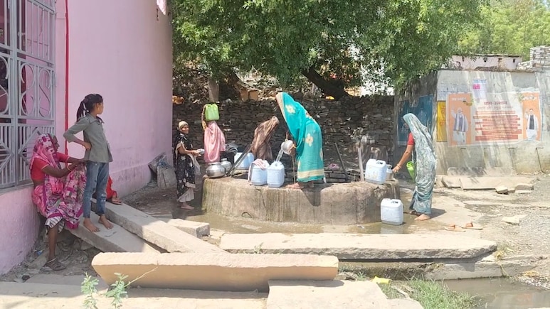 Rajasthan: तालाब के किनारे प्यासा गांव, फाइलों में विकास पर जमीन पर सिर्फ सूखा; बूंद-बूंद पानी के लिए रात-भर जागती हैं महिलाएं&nbsp;
