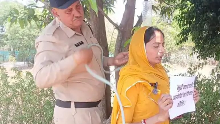 न्याय दो या दे दो फांसी, सूदखोरों से परेशान महिला का जनसुनवाई में हंगामा, पति खा चुका है जहर&nbsp;