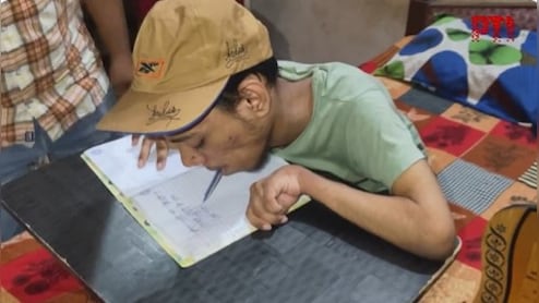 सलाम है इस जज्बे को! न हाथ चले न पैर, फिर भी झारखंड 10वीं बोर्ड में फैजान कर गया टॉप