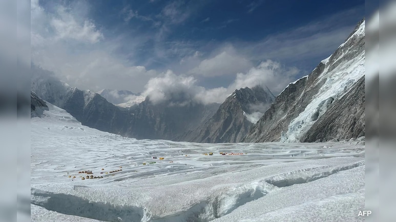 3 Indians Among 274 To Summit Mount Everest In A Day, Set New Record