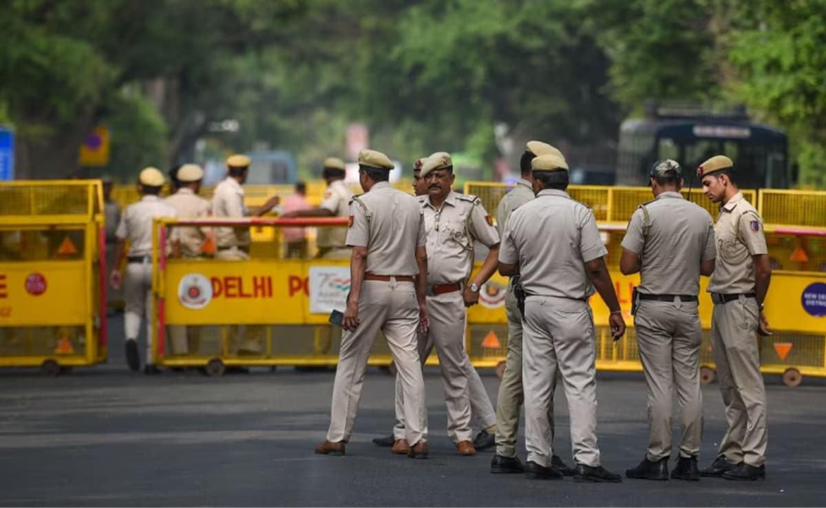 Delhi News: अपने ही पिता ने एक महीने की मासूम को नाले में फेंका, 'देवदूत' बनकर दिल्ली पुलिस ने बचाई जान — WellsTrack