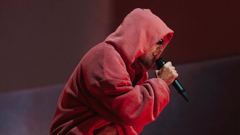 ये सिंगर है असली गली बॉय, थिएटर की सीढ़ियों पर बैठ बजाया गिटार, मम्मी-पापा के तलाक पर लिखा सॉन्ग, आज 1600 करोड़ नेटवर्थ