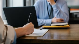 LinkedIn Research: नोकरी शोधणाऱ्या तरुणांना दबावात असताना फसवणुकीचा धोका, लिंक्डइनचा अहवाल