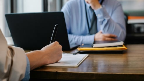 नौकरी चाहिए तो पूरी सच्चाई मत बताइए! रिक्रूटर ने बताईं 4 सीक्रेट बातें, जो इंटरव्यू में कभी नहीं बतानी चाहिए