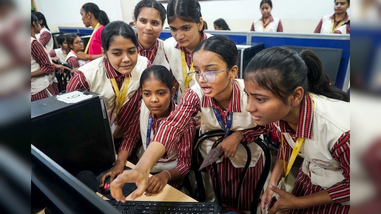 CGBSE 10th Toppers List: छत्तीसगढ़ 10वीं बोर्ड में बेटियों ने लहराया परचम, टॉप 3 में 8 लड़कियां, 1 लड़का