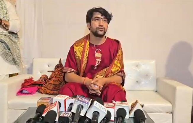 'गलत बोलना तो दूर, सपने में भी नहीं सोच सकता...', धीरेंद्र शास्त्री ने शिवाजी महाराज को लेकर दी सफाई