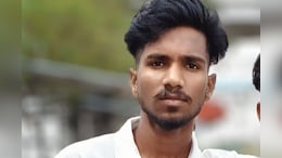 मारुति वैन के उड़े परखच्चे, गेट से टकराई बेकाबू गाड़ी; 18 साल के युवक की मौत