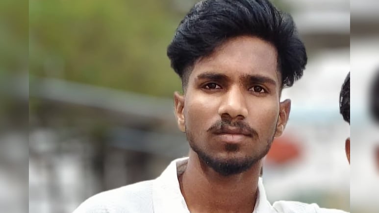 मारुति वैन के उड़े परखच्चे, गेट से टकराई बेकाबू गाड़ी; 18 साल के युवक की मौत