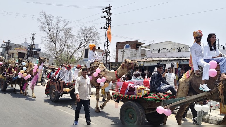 11 ऊंट गाड़&zwj;ियों और 51 ट्रैक्&zwj;टर से बहन के घर भात भरने गया भाई, 11 लाख रुपये का भरा मायरा