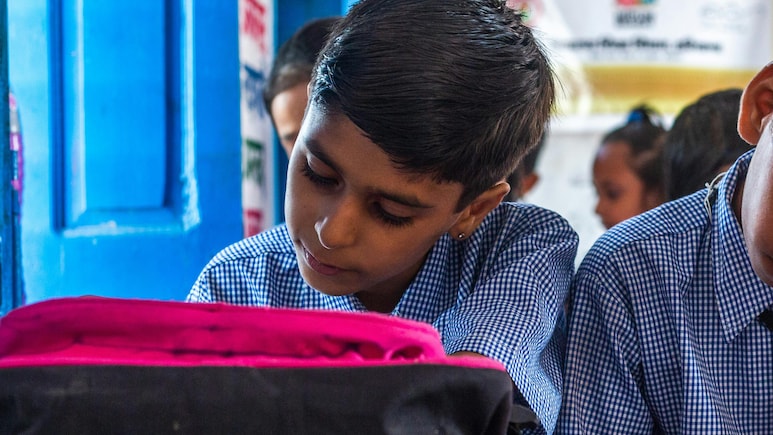 हर बच्&zwj;चे के स्&zwj;कूल बैग में जरूर होनी चाहिए ये चीजें, आज ही चेक करें