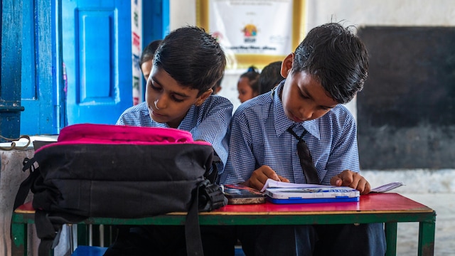 The weight of the school bag could be behind neck, back and shoulder pain