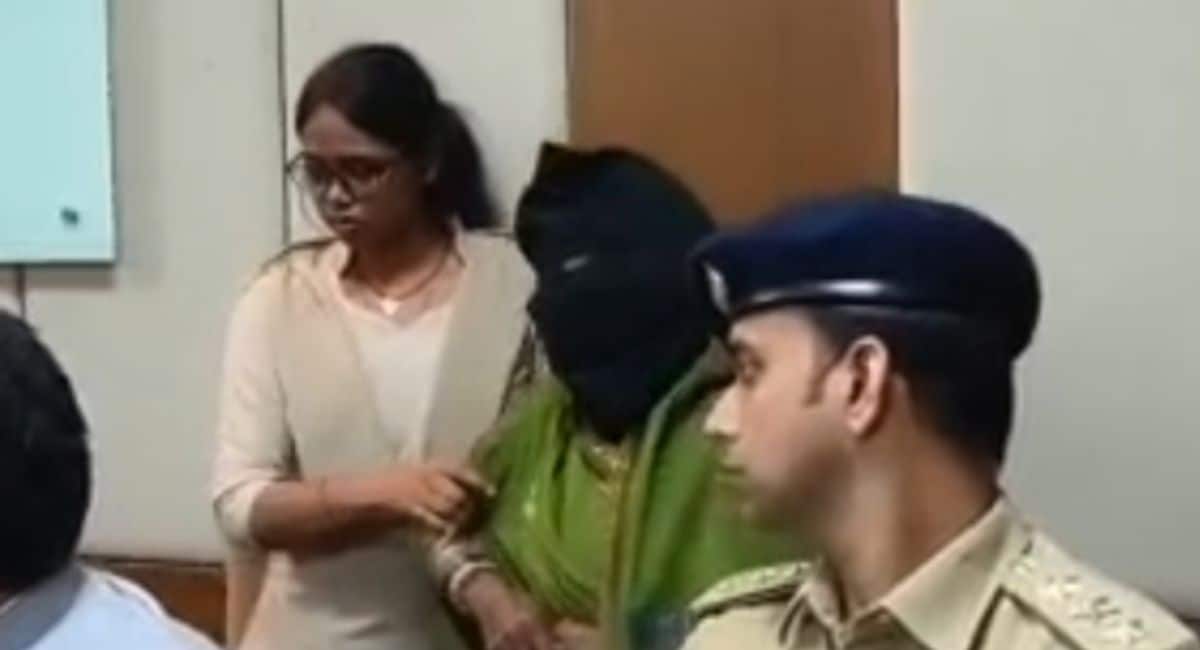 पुलिस ने बच्ची की मां को गिरफ्तार कर लिया.