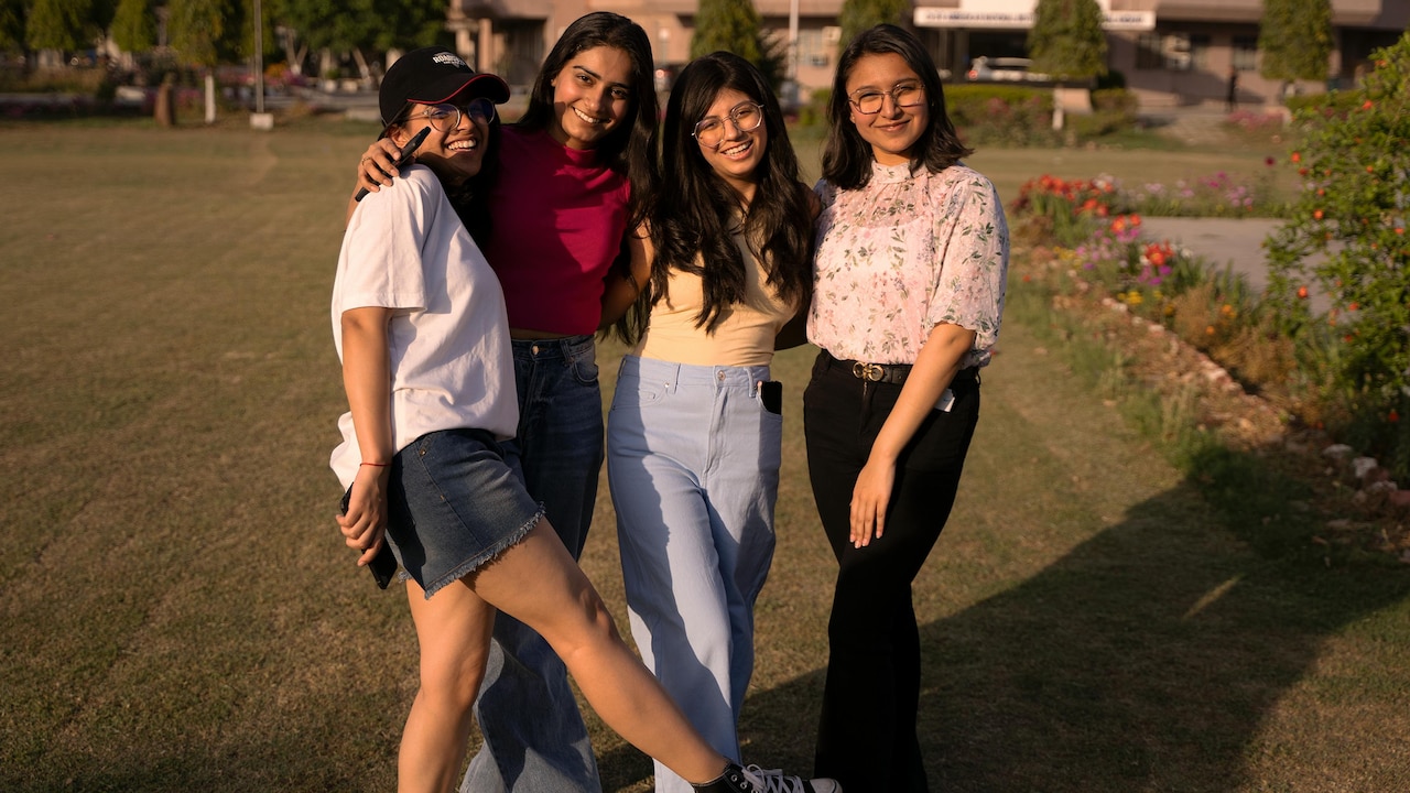 Tops That Look Good Tucked And Untucked: What Length Actually Works