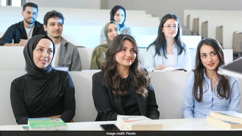 How To Write College Essay In The Age Of AI: Here's What Experts Recommend