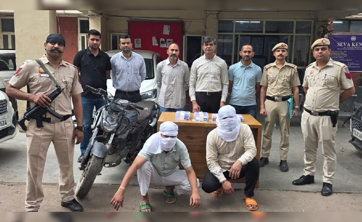 पिस्तौल की नोंक पर 10 लाख की लूट, दिल्ली में मामा-भांजे गिरफ्तार, 500 CCTV खंगालकर पकड़े गए लुटरे