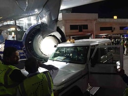 कोलकाता एयरपोर्ट की पार्किंग में खड़ी इंडिगो विमान को कार ने मारी टक्कर, जांच के लिए किया गया ग्राउंडेड