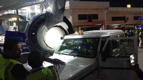 कोलकाता एयरपोर्ट की पार्किंग में खड़ी इंडिगो विमान को कार ने मारी टक्कर, जांच के लिए किया गया ग्राउंडेड