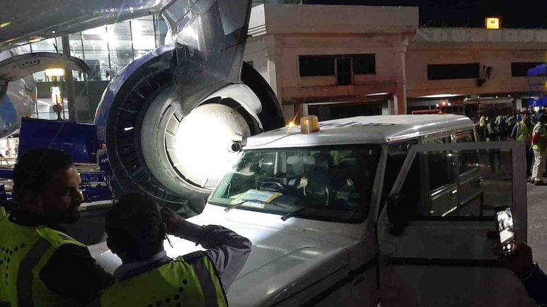 कोलकाता एयरपोर्ट की पार्किंग में खड़ी इंडिगो विमान को कार ने मारी टक्कर, जांच के लिए किया गया ग्राउंडेड