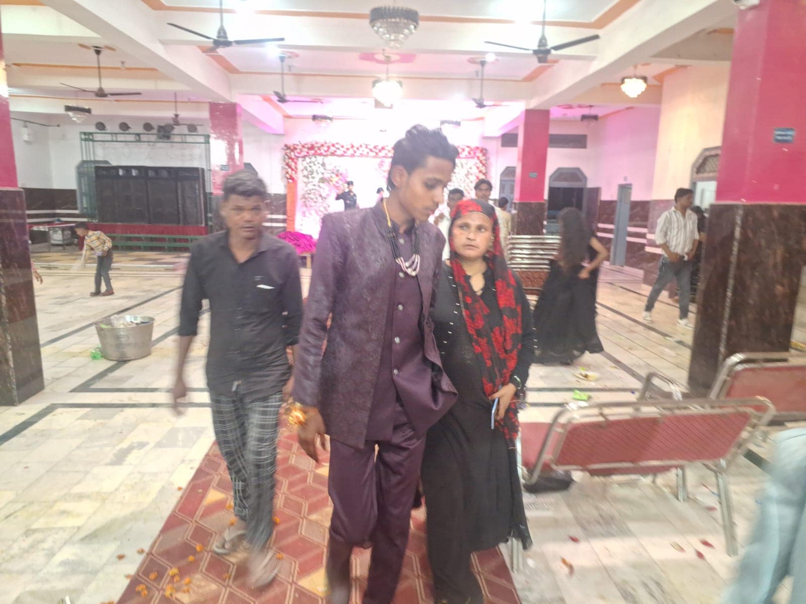  दूल्हे को समझाते परिवार के सदस्य. 