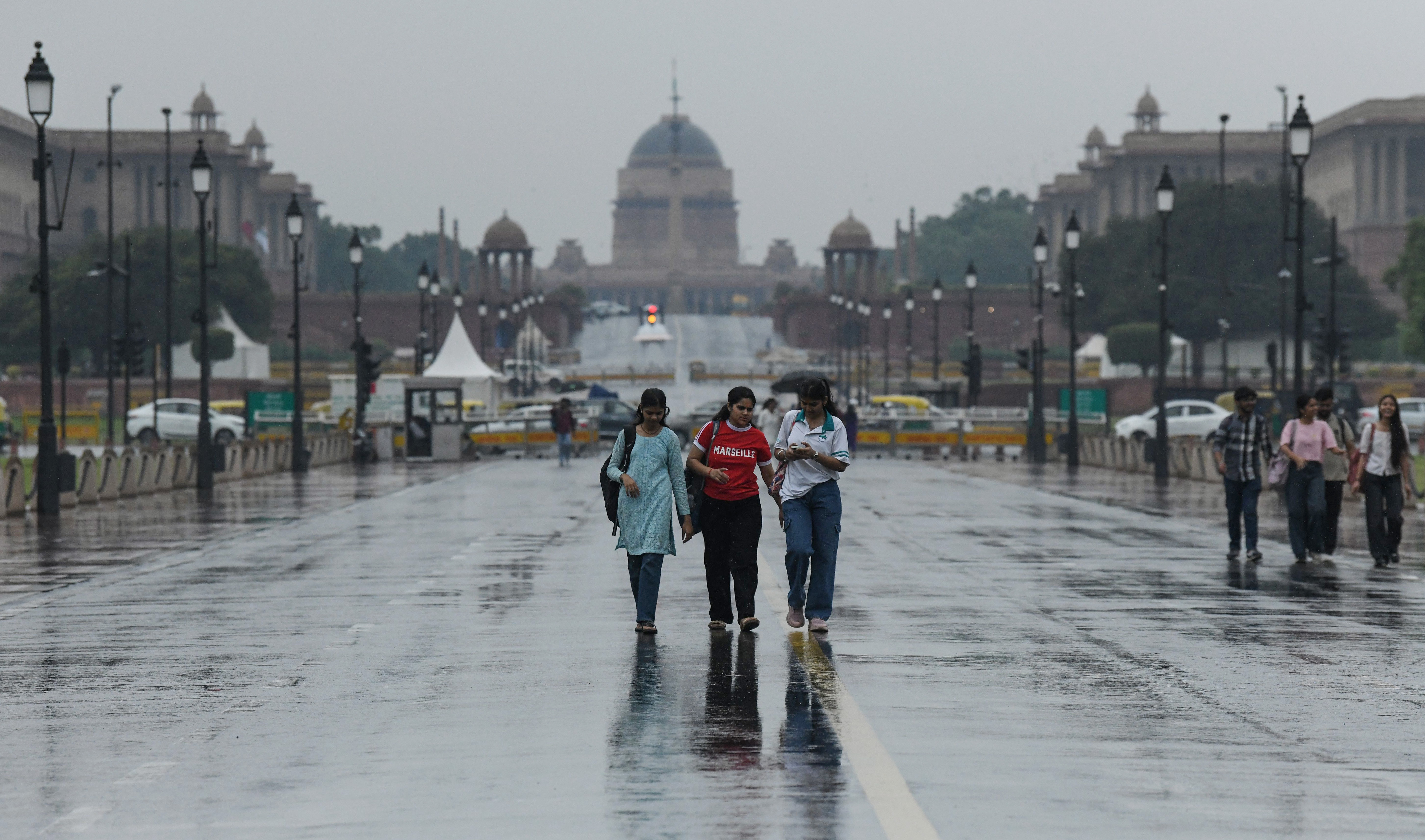 दिल्ली के कई इलाकों में बारिश ने गर्मी से दिलाई राहत, IMD ने जारी किया है अलर्ट