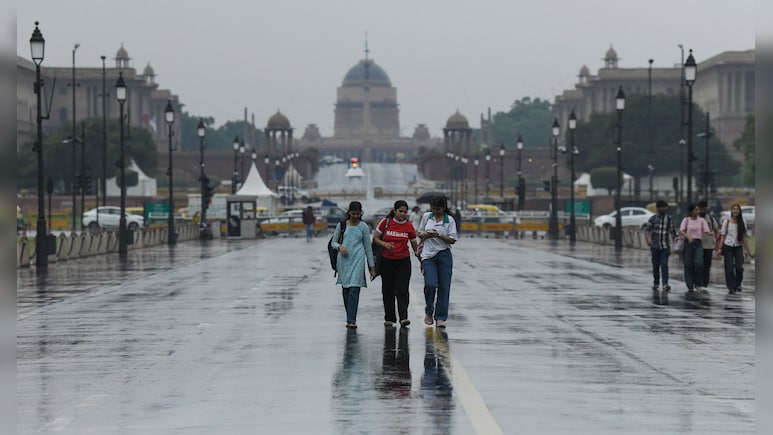 दिल्ली के कई इलाकों में बारिश ने गर्मी से दिलाई राहत, IMD ने जारी किया है अलर्ट