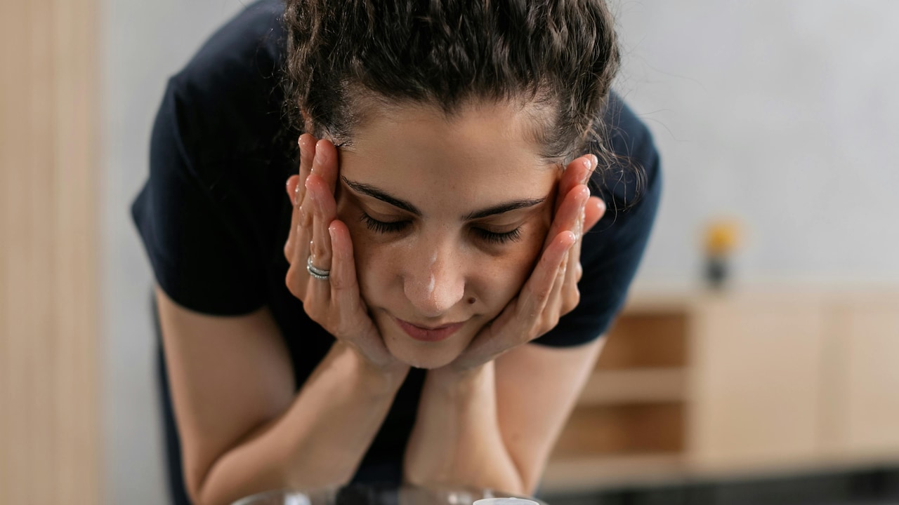 How To Choose A Face Wash That Doesn't Strip Your Skin: A Complete Guide