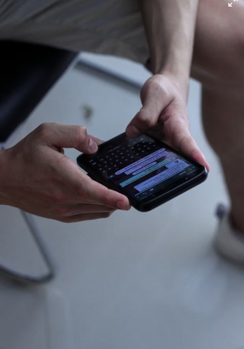 18 साल के छात्र को टीचर ने किया मैसेज, कहा- चलो मूवी देखने... फिर स्टूडेंट ने जो कहा, WhatsApp चैट वायरल