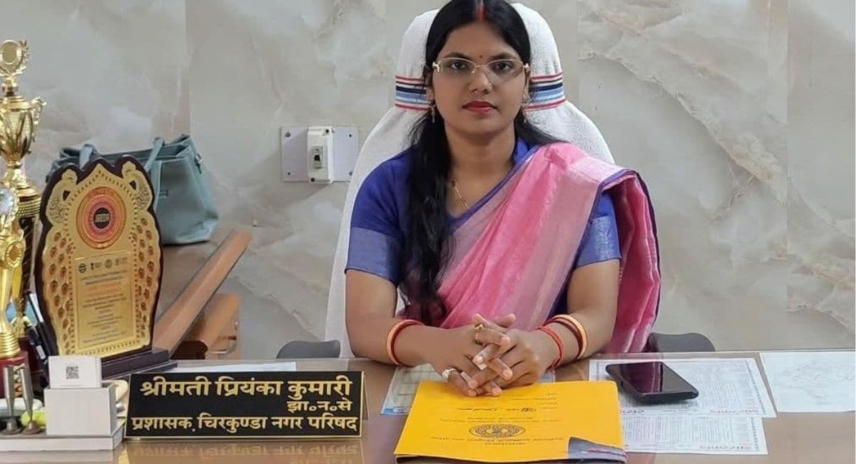 चिरकुंडा नगर परिषद की एग्जीक्यूटिव ऑफिसर प्रियंका कुमारी. चिरकुंडा नगर परिषद की एग्जीक्यूटिव ऑफिसर प्रियंका कुमारी.