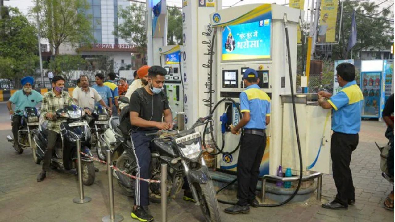 Petrol Diesel Price Today: 1 मई को जारी हुए पेट्रोल-डीजल के नए रेट, टंकी फुल कराने से पहले चेक करें ताजा भाव
