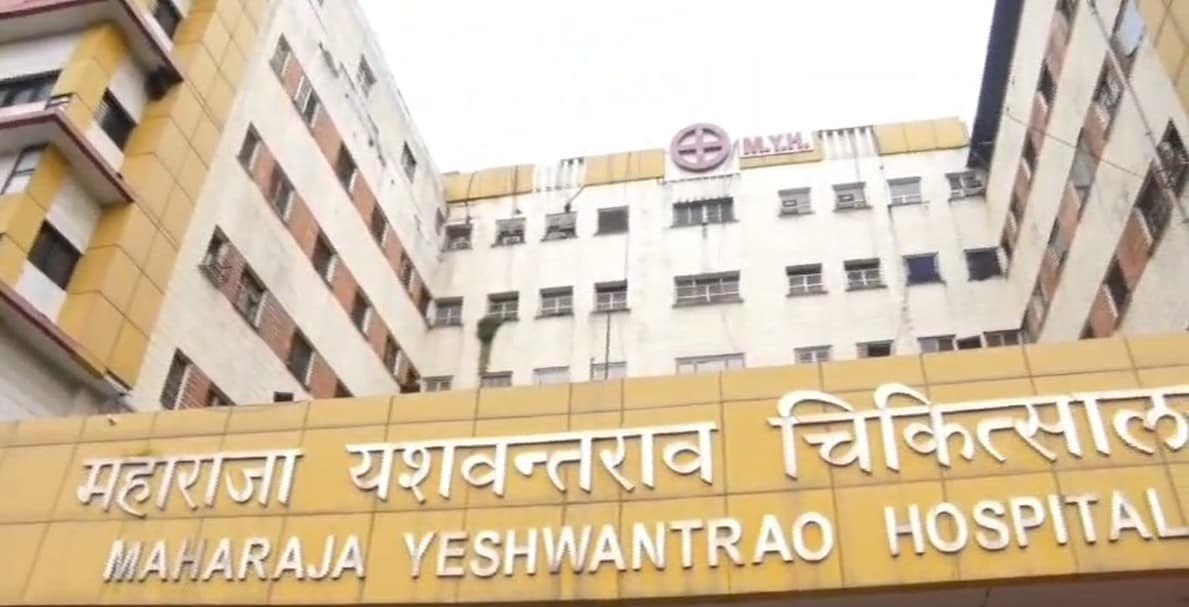 गले से आर-पार हुए सरिये के साथ युवक को अस्पताल पहुंचाया गया