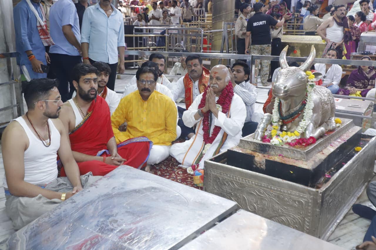 नंदी हॉल में बैठकर अराधना करते हिंदू परिषद के अध्यक्ष प्रवीण तोगड़िया. नंदी हॉल में बैठकर अराधना करते हिंदू परिषद के अध्यक्ष प्रवीण तोगड़िया.